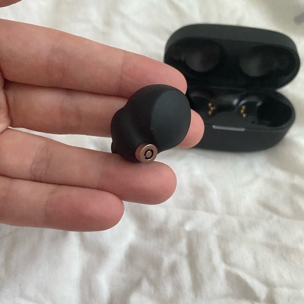 SONY wf1000xm4 wireless ear buds with case and charging cable - Picture 3 of 5